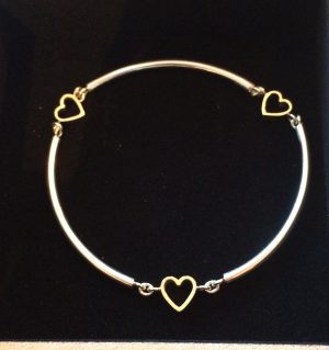 Armbånd, specialdesign: Hjertearmbånd lavet af kundens firkløver.