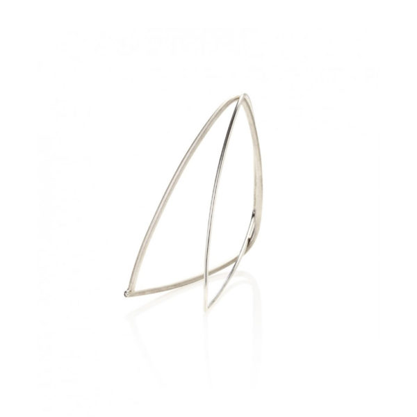 Armbånd - "Isflager" i sølv med brilliant - to organisk formede trekanter går ind i hinanden, så de dog stadig kan bevæges. Smykkedesign:Trine Trier.