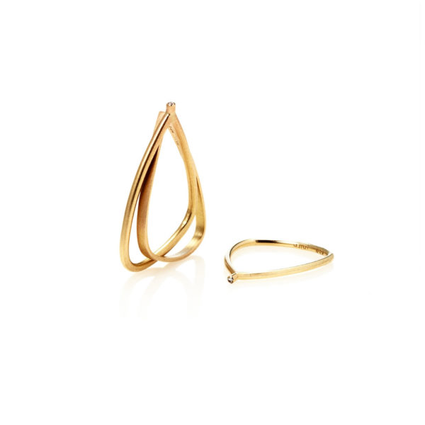 Fingerring - "Isflager" i 18 karat guld. De to ringe hænger løst sammen. 18 karat guld med 0,01 ct. w/si brilliant. Liggende ring i 18 karat guld med 0,01 ct. brilliant. Smykkedesign:Trine Trier.