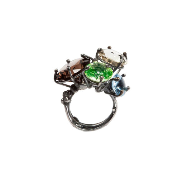 Fingerring - "Partyring" i oxyderet sølv - sølvtråd - med brune, blå og grønne facetslebne og brilliantslebne sten monteret i grabbefatning. Smykkedesign: Lene Hald.