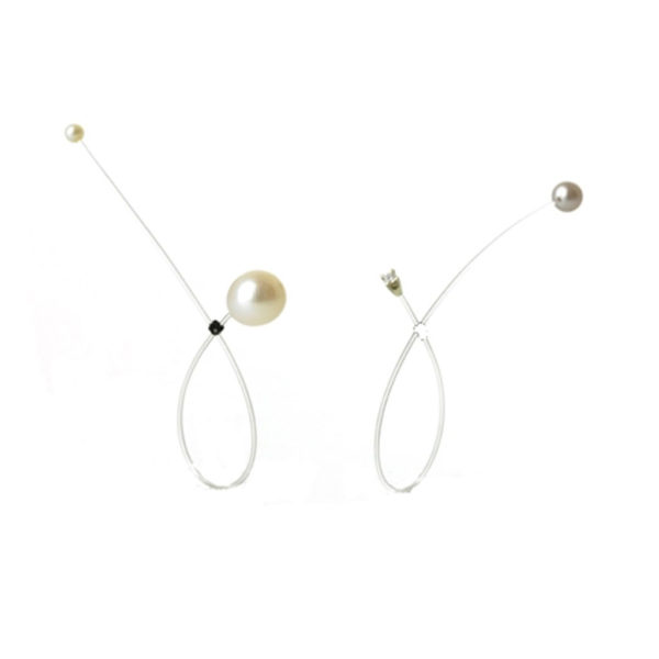 Perlesmykker, fingerring - "Anarkist" - ring af klar nylon, der i den ene ende er sat med brilliant og 18 karat guldfatning og i den anden ende en lille ferskvandsperle. Smykkedesign: Trine Trier