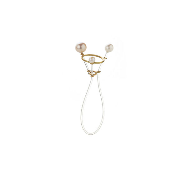 Perlesmykker, fingerring - "Barn af førstedame" i klar nylon, der ender foroven i stor 18 karat guldring, der holder 3 rosafarvede ferskvandsperler. Smykkedesign: Trine Trier.